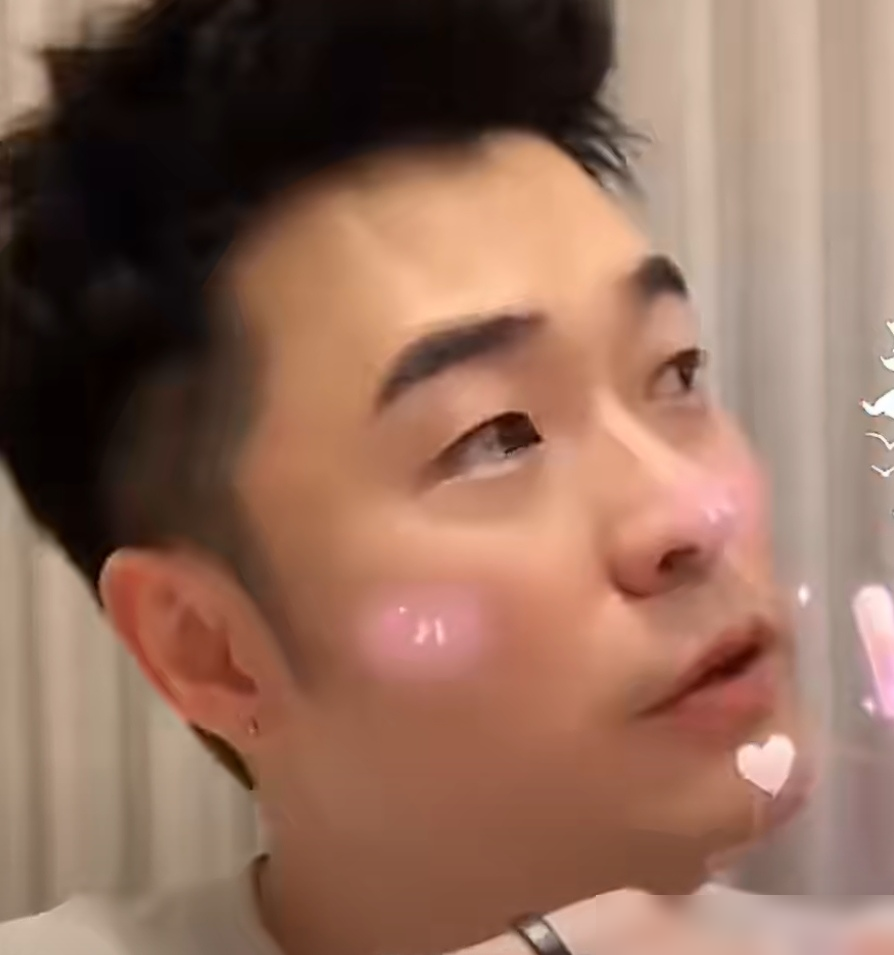 陈赫引发热议。
9.8日，陈赫冲上热搜，这回他估计参加不了奔跑吧这个节目了，他眼含热泪，在直播间自曝，去医院拍片子，自己因十多年旧伤累积，确诊严重腰椎滑脱，目前正在理疗。
直播里他还提到，录制综艺时常常全身红肿、虚脱乏力。这下评论区彻底反转了。以前大家看他在《奔跑吧》《五哈》里频繁喊累，还以为他