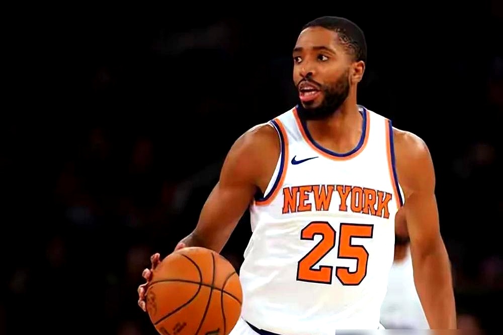 你再看他下半场枯坐板凳……    尼克斯这位“铁人”锋线，拿着一年37...