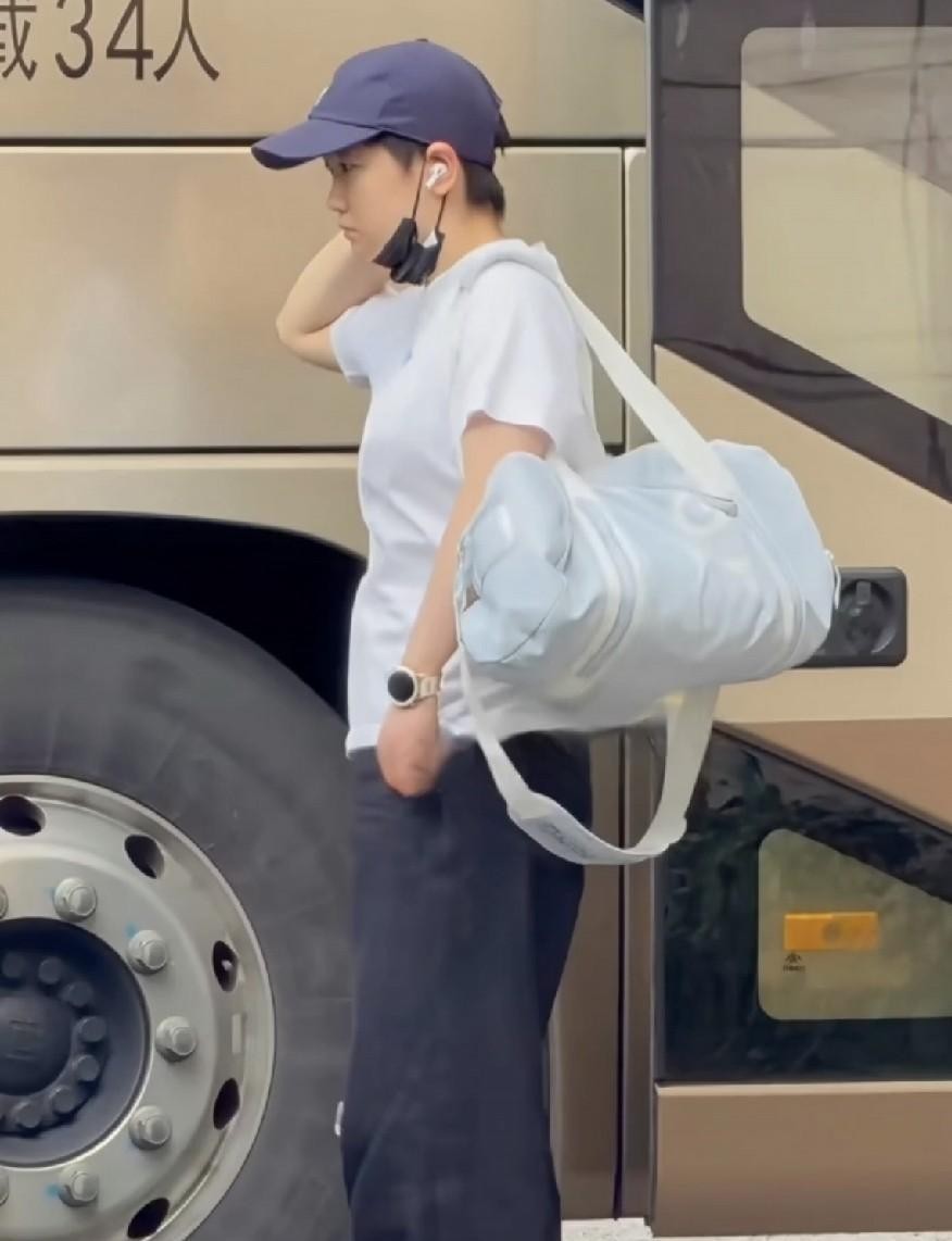 好久不见！咋这好看呢！孙颖莎上海封训结束回京了！
马
看到这个消息，第一反应是替她高兴，第二反应是心疼。封训这俩字听着简单，背后是日复一日的体能拉练、技术打磨、心理抗压。
外人只看见赛场上的干脆利落，看不见训练馆里那些枯燥到极致的重复。运动员的生活就是这样，高光几分钟，台下几年功。
从上海回北京，说