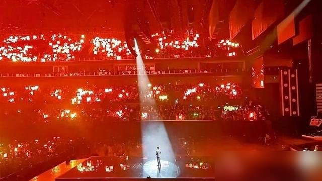肖战去南京开演唱会，居然被骂了。理由是没开在体育场，只开了体育馆，太小。
我看了下博主的回应，就一句：他是来唱歌的，不是来凑人头的。体育馆四面台，收音效果比体育场强太多，唱功不行的人根本不敢这么干。
再说选址，首选南京，因为那是他当年许下承诺的地方。一个顶流，把第一站放在有情感记忆的城市，没毛病