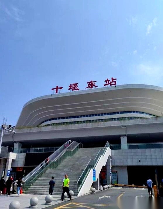2003年，东风汽车公司把总部从十堰搬到了武汉。
但这家车企三分之二的职工和五分之三的资产，全都留在了十堰原地没动。
十堰当年的财政收入原本就拮据，当地干部在采访里直言不知道断掉的税收拿什么填。
当时整个十堰都在发慌。
一座当年因二汽才平地拔起的山城，突然听见自己养大的大厂要“迁都”，任谁心里都会咯