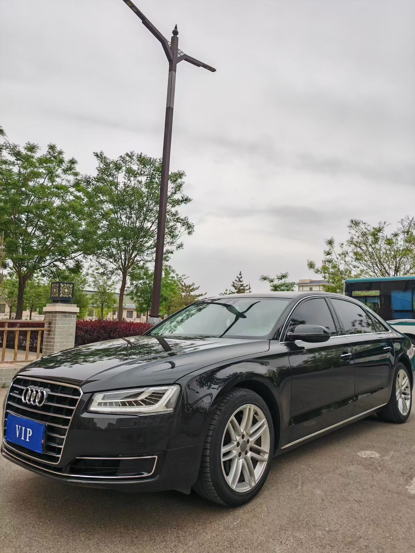 奥迪A8L，低调的豪华，内敛的气场。quattro四驱加持，空气悬架，后排奢享座舱，商务出行的不二之选