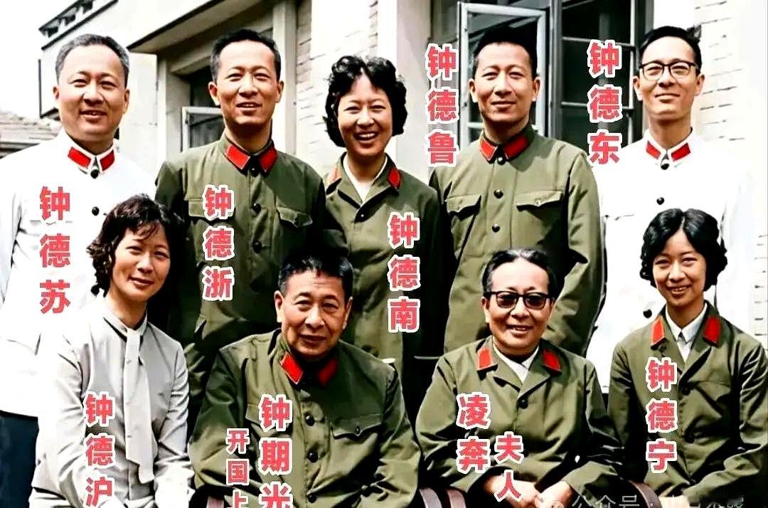 开国上将钟期光家的一张老照片曝光，大伙一眼就抓住了重点，柯蓝和坐在前排左侧的姑姑钟德沪，眉眼神态简直就是一个模子刻出来的
 

姑姑温婉端庄，眼神里透着股见过大世面的沉静从容，柯蓝的眉峰、眼角和笑起来的嘴唇弧度，几乎把姑姑的神韵复刻了个十成十
 

老话常说侄女随姑，后天怎么装扮都比不上血脉的烙印，