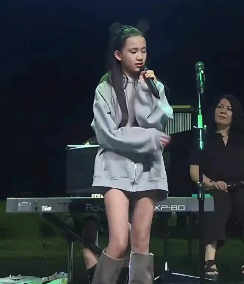 黄磊二女儿当主唱登台被说像爸，黄少艾近照曝光，网友：一家人都要进娱乐圈了？ ​