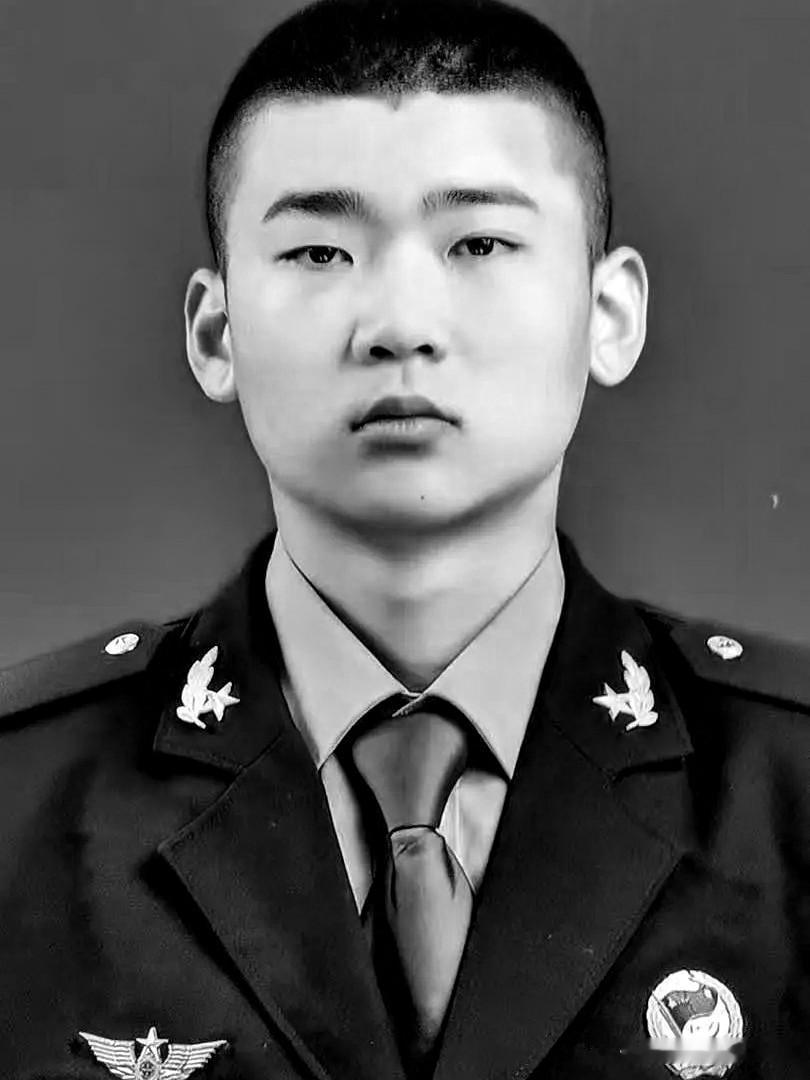 🍀王坤，山东冠县籍空降兵烈士，2003年3月出生，2022年3月入伍，2024年5月14日在空降训练任务中壮烈牺牲，年仅21岁。

聊城退役军人事务局公布的信息很克制：2024年12月13日，冠县烈士陵园办悼念会和骨灰安葬，73071部队政治工作部上校主任陈惠岗介绍生平、宣读革命烈士批准文件，县委书
