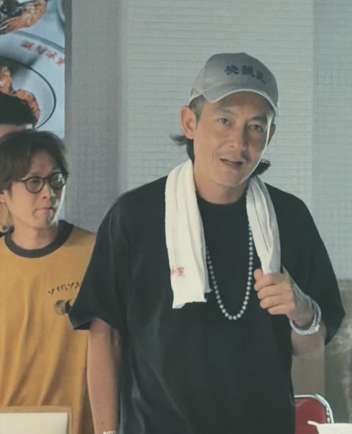 45岁陈冠希在上海一间港式茶餐厅吃饭被偶遇，他的穿衣打扮一言难尽，脖子上搭着一条汗巾，走路弯腰驼背，身材干瘪，看起来老人感满满！
他现在真的太像赵本山了，脸部皮肉松弛，整个人很干枯，完全没有了当年“神颜”的风采！