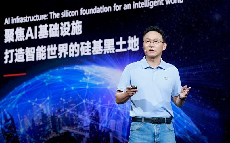 #华为汪涛发布业界首个NPO超节点# 这次发布里我比较想聊的，是业界首个采用NPO技术的昇腾960超节点。

最近几年大家聊AI算力，最容易注意到的还是芯片有多少卡、峰值算力有多高。但集群规模真正上去以后，问题会变得很具体，几千张、几万张卡放在一起，彼此之间传数据够不够快，功耗压不压得住，机器能 ​