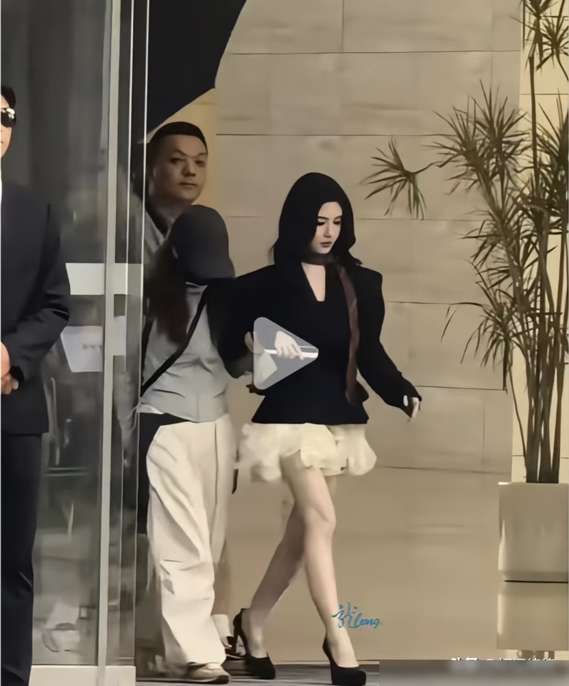 鞠婧祎穿拖鞋，袜子里面还塞着增高垫。路人拍到了，2025年6月的事。
她官方身高159，网友对着电灯开关量过，对着李沁同框比过，结论就俩字：悬。环球影城那次更狠，鞋底目测十厘米，裤脚故意盖住鞋面，生怕你看清。
这么多年，机场、片场、活动，你见过她穿平底鞋吗？几乎没有。仰拍、拉伸、一只脚往前垫，团