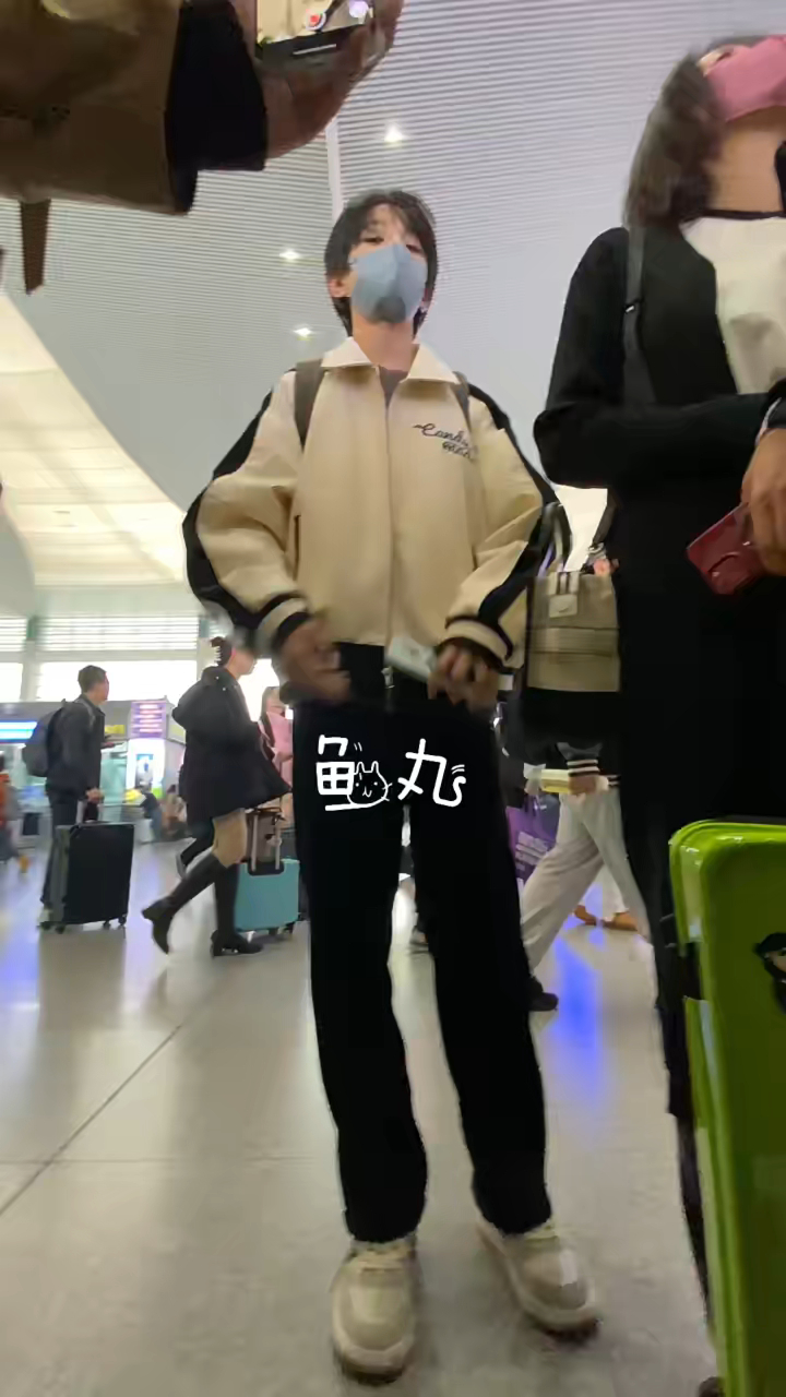 救命啊点进了一个早期粉的主页考古 看到好多圆滚滚胖乎乎高原红懵逼的广角的流狗水的有奶香味的生无可恋的宝宝 我一整个被可爱的无法呼吸了[苦涩][苦涩][苦涩] ​