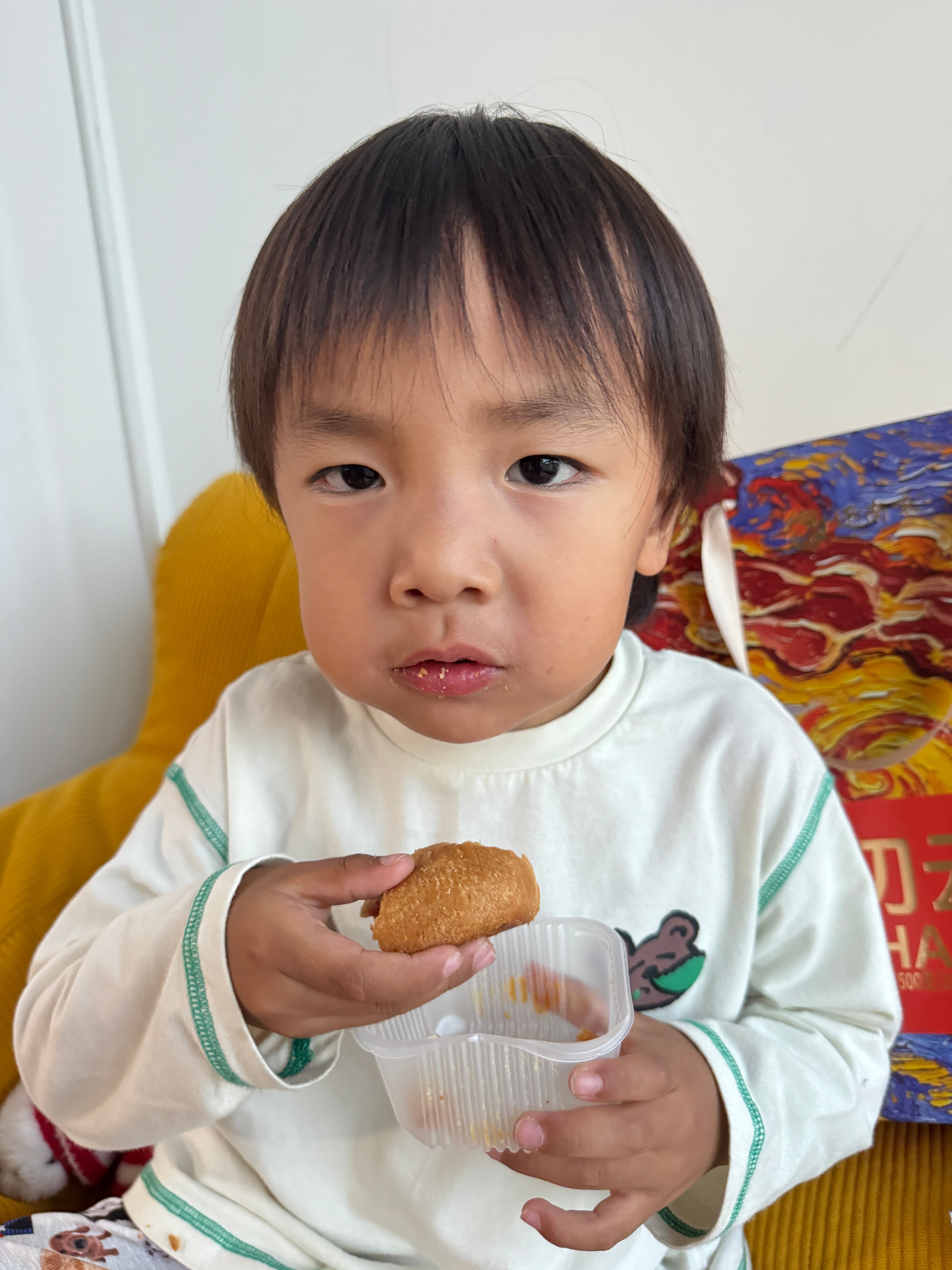 小朋友也超爱吃的“老式点心”——现烤云腿酥📣把云南深山窖藏老火腿揉进千层酥皮里，一口吞下滇地山野鲜香，香香酥酥咸香诱人，吃完还想吃！独立密封小包装，干净卫生，通勤、出游随手揣包里拆开即食，下午茶、办公室加餐，搭配茶水咖啡也很美味～传承滇地百年糕点老配方，中秋送礼自带高级氛围感的地道云南伴手礼❗礼盒规整大气，探亲访友送人、企业发放福利，都很合适这个好物闭眼入 .鲜切云腿现烤云腿酥