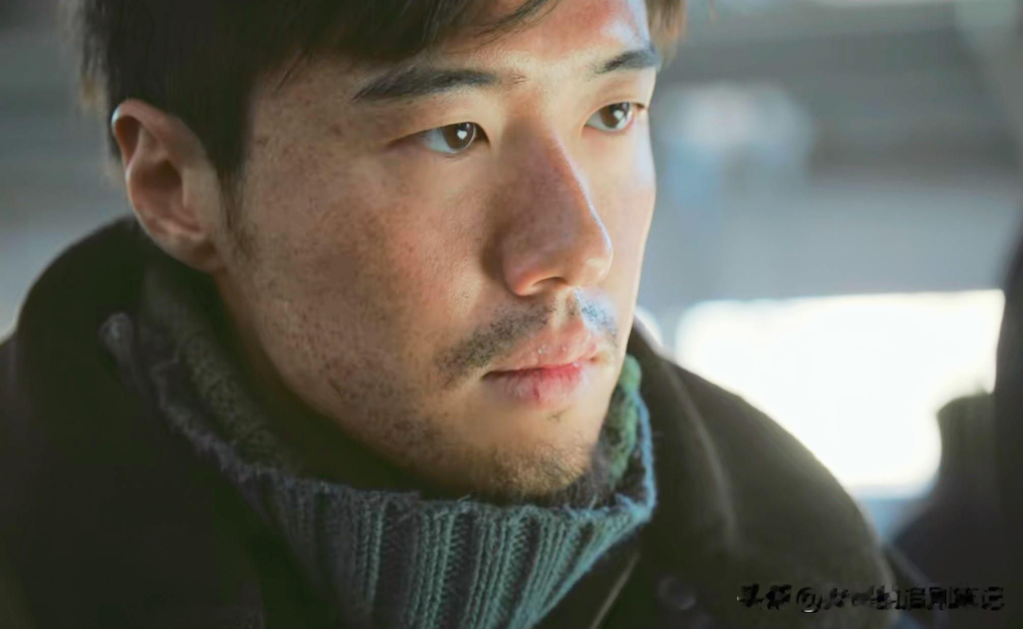 《余红旧事》片头很吸引人，张哲华扮演的刘阳一上来就黑化，他被同班组的三人暗算，差点si掉，但他很快反鲨三人，从山火中逃出……

剧情开篇就很紧张刺激，好人被迫自卫，怎么才能洗清自己？估计这是剧情的主线……

另一条主线则很生活化，是余红广场的民jing刘娟的情感生活，两条平行线……