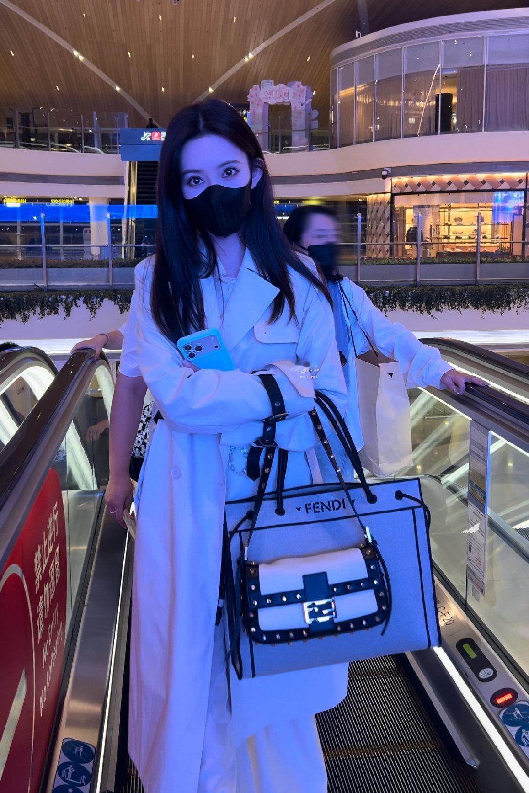 #孟子义[超话]#🌃#今夜入孟#🌃#今日星拍放送#
·𝐃𝐞𝐞𝐩 𝐢𝐧 𝐧𝐢𝐠𝐡𝐭
-权威黑长直
-​