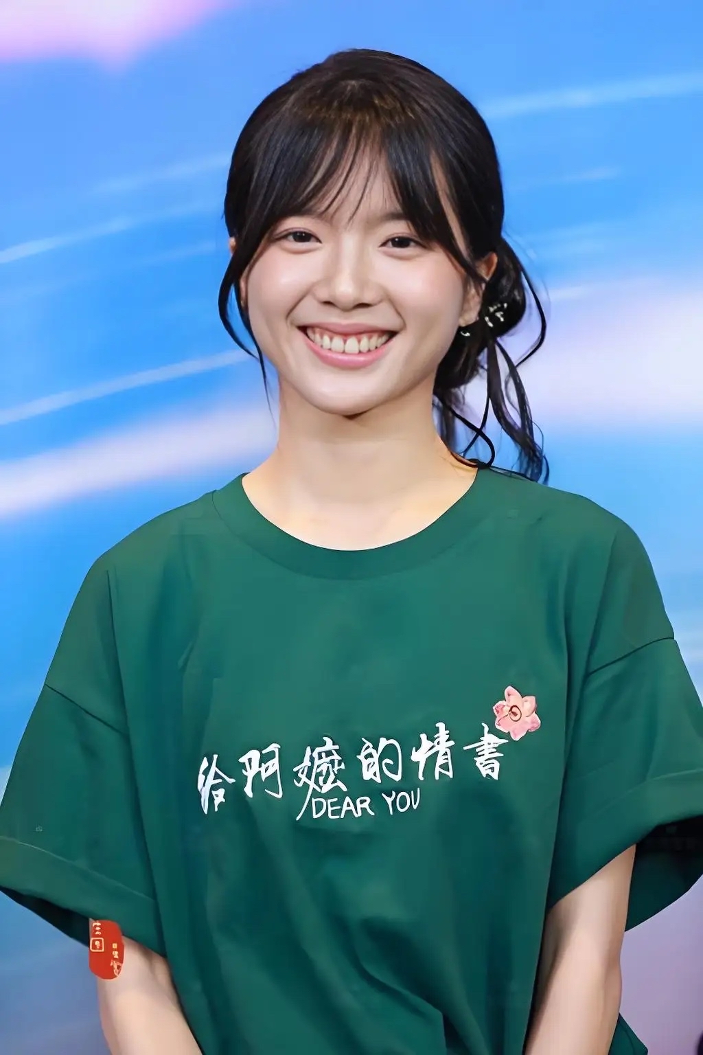 短视频偶遇导演，金融系大二素人学生李思潼拿到电影女主试镜机会这件事，在网络上面发酵之后引来铺天盖地的讨论，当初剧组私信递过来邀约的时候，她连同家人第一反应都以为遇上网络诈骗，父亲专门当面核验导演身份，确认没有问题之后才肯放行参加试镜，她本人没有上过任何表演课程，纯粹就是一张白纸，导演蓝鸿春此前已经面