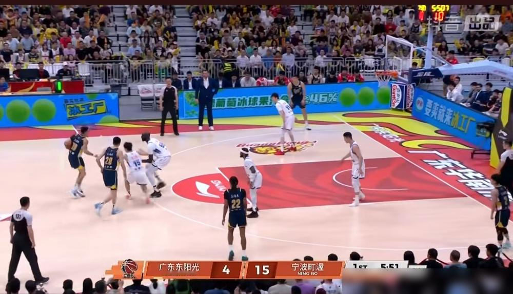 差点被副班长干翻！广东队这77分赢球，简直是CBA本赛季最大的笑话，我...