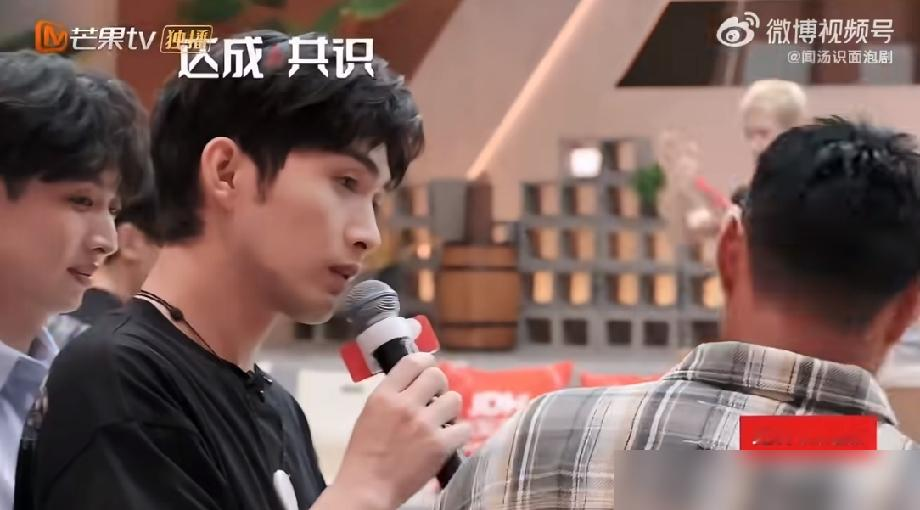 张彬彬一个锁定名额，直接把阿云嘎的唱跳梦按死在了三公。
组队那晚，他握着唯一的选择权，挑走了余文乐，当场撂下一句：咱们做唱演，不碰唱跳。余文乐点头，阿云嘎沉默。
一个专业舞蹈演员，一身顶级唱功，最后站在台下看别人唱演。粉丝替他喊冤，说他被一拖二拖着走，一次次错过最擅长的舞台。
张彬彬错了吗？他