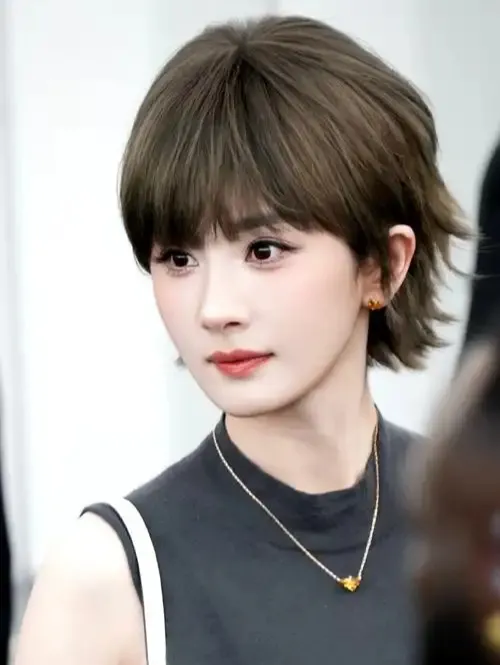 感觉杨幂这辈子不会结婚了，
不是没人馋她的身子，
也不是没有男人想追她，
而是她的工作太忙，名气太大，光环太耀眼，一般男人还真的不敢靠近她。

她哪里是天生就只想搞事业的“大女主”，年轻的时候也恋爱脑过。当年和胡歌、俞灏明那些被大家网传津津乐道的缘分，兜兜转转最后都无疾而终。后来她认认真真嫁了刘恺威