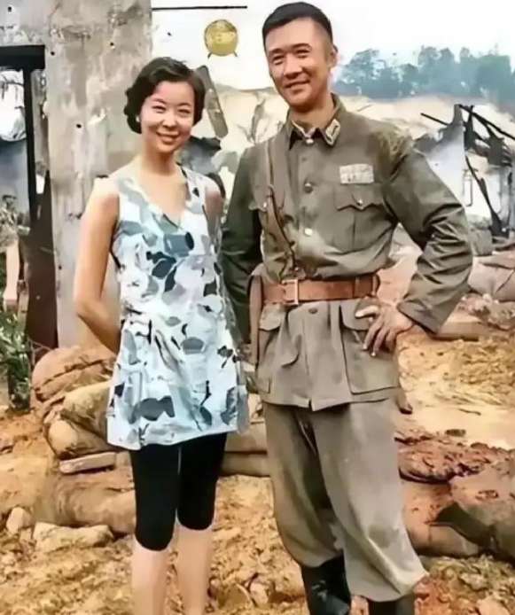 2011年，黄志忠与39岁的柯蓝相恋，随后同居。九年过去，柯蓝忽然正色告知黄志忠，自己这辈子都不会嫁给他。
 

2011年，黄志忠和柯蓝的恋情被媒体拍实，北京国贸附近、三元桥公寓、同车进出，这些画面一出来，之前传了三年的绯闻就算落地了。
 
那一年黄志忠刚和何音办完离婚，柯蓝39岁，两人从《人间正