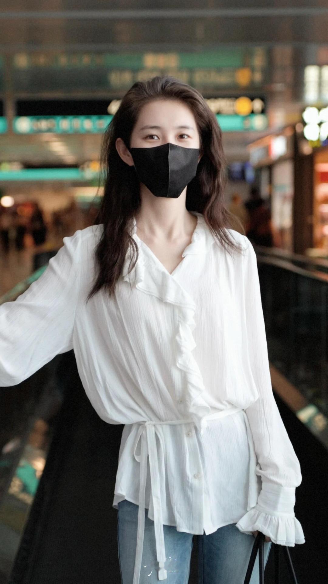 郭宇欣清爽女大
有人注意到她的卡通戒指吗？
好可爱[太开心] ​​​