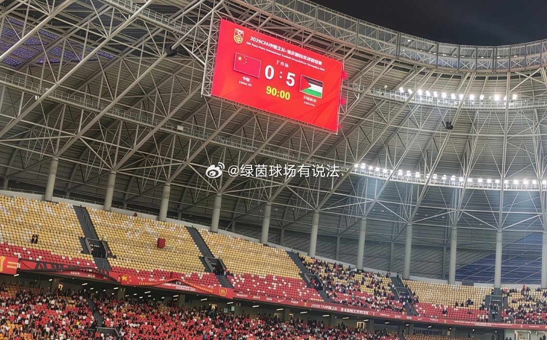 国足主场0比5不敌巴勒斯坦，创下对阵对手60年首负的尴尬纪录。韩国进球网记者撰文点评，标题直言“踢成这样还想去世界杯？”，称国足在比赛中毫无抵抗之力，接连丢球。连续热身赛惨败，暴露了球队攻防两端的巨大漏洞。韩媒的嘲讽听起来刺耳，却也戳中现实问题。梦想冲击世界杯本身没有错，但想要兑现目 ​