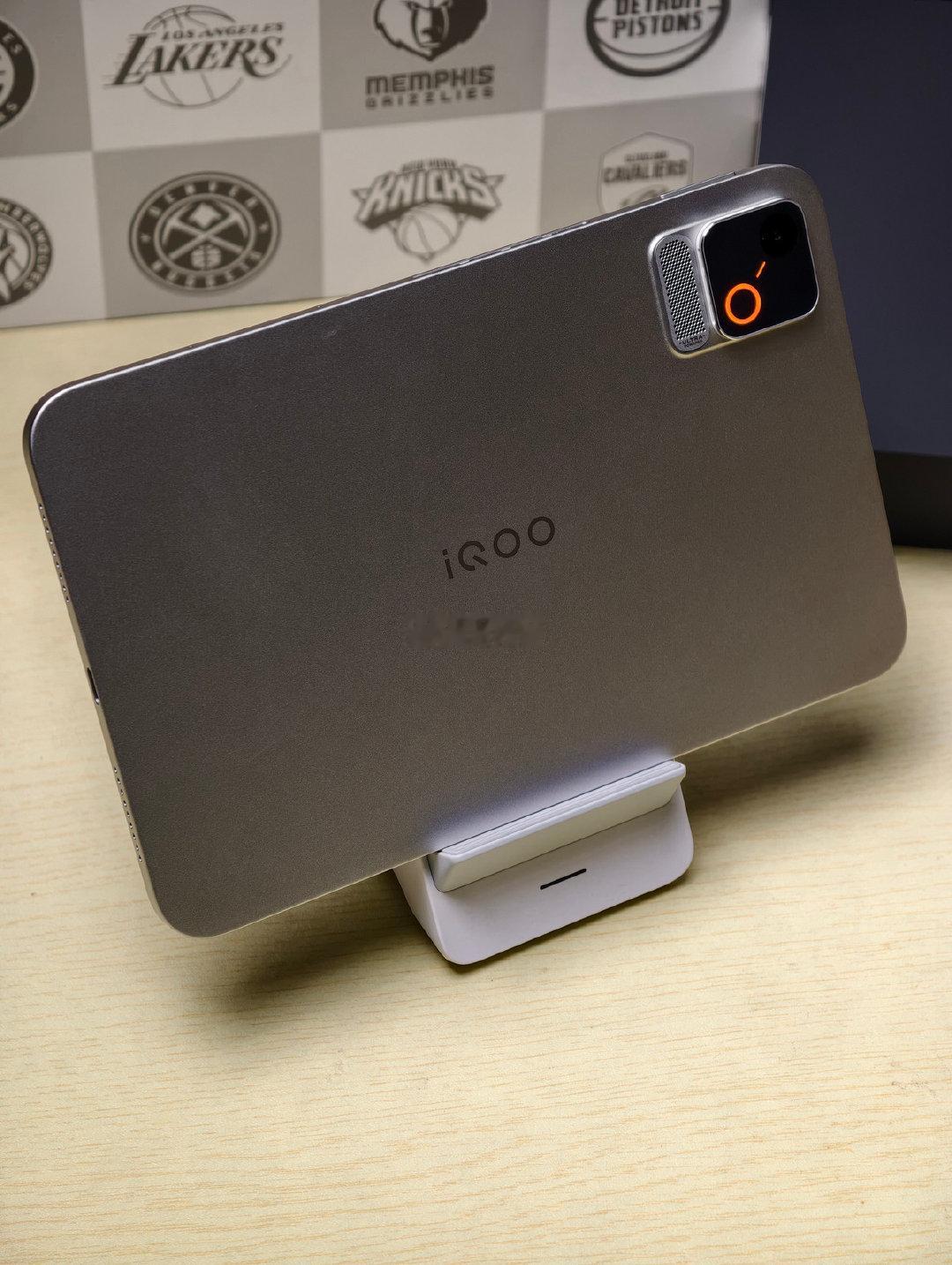 #iqoo[超话]##iQOO Pad Ultra# 这个小平板上手感觉很不一样，8.8英寸大小，整机才298克，厚度做到5.74毫米，全金属机身拿在手里很舒服，揣包里出门没什么负担。 ​
