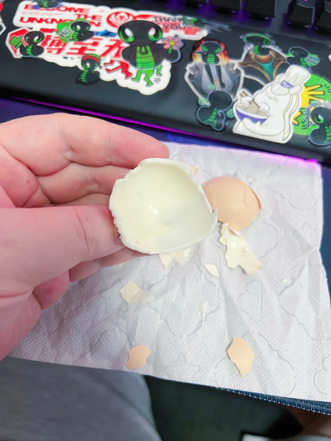 今天这鸡蛋没煮好，壳上贴了薄薄一层，扣半天扣不下来，算了，这点就不吃了。可别小看