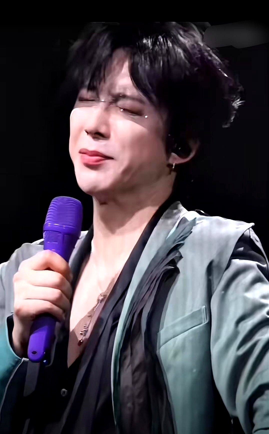 “没脱衣服算什么遗憾，你们又不是没见过我光膀子！”

话音刚落，旁边立刻传来一声咆哮：“放下平板！我要去告状了！”

刘宇宁正捧着屏幕跟粉丝唠嗑，原本只是随口提了一嘴上一场活动有遗憾。

结果弹幕瞬间带偏节奏，满屏都在起哄没看到他脱衣服。他眼皮一抬，直接跟粉丝互怼起来，逼得工作人员虎咪当场急眼。