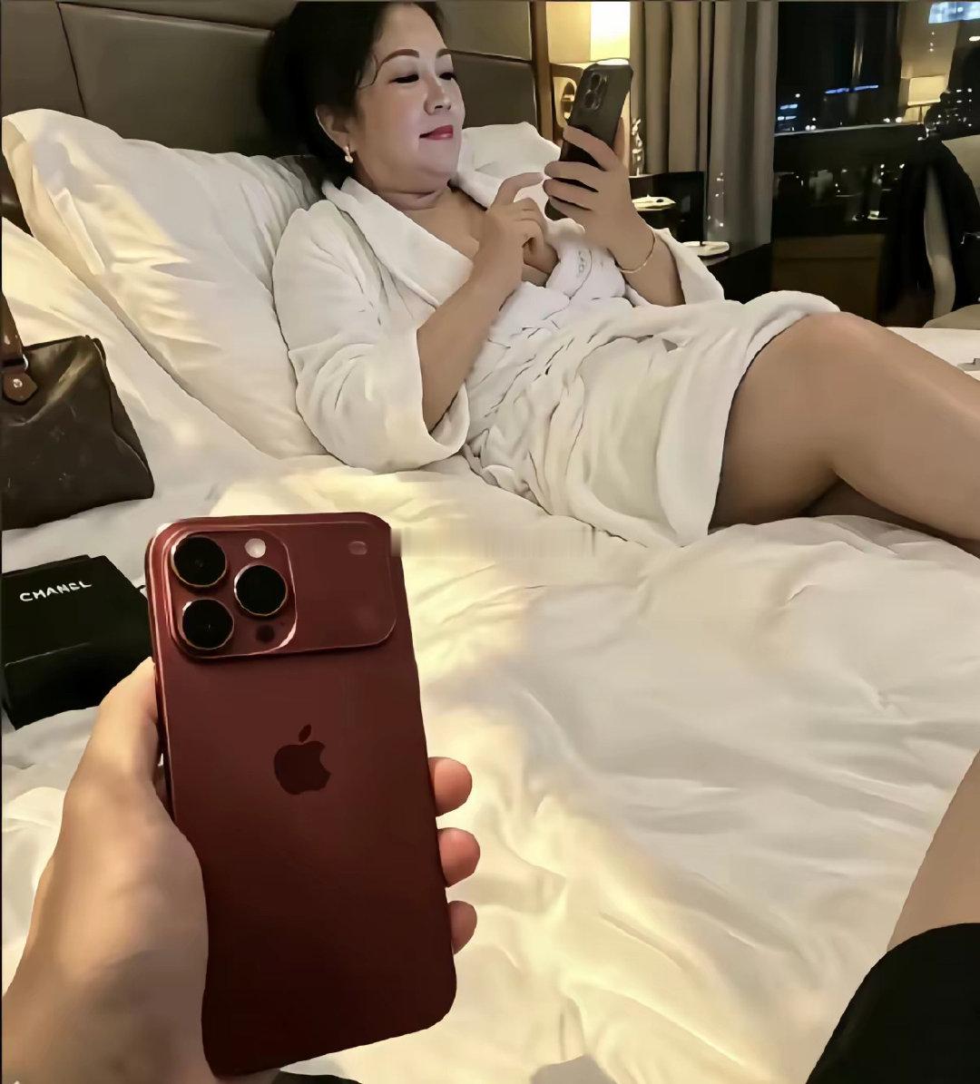 这个颜色的iPhone18有点老气……………

[不愧是你] ​