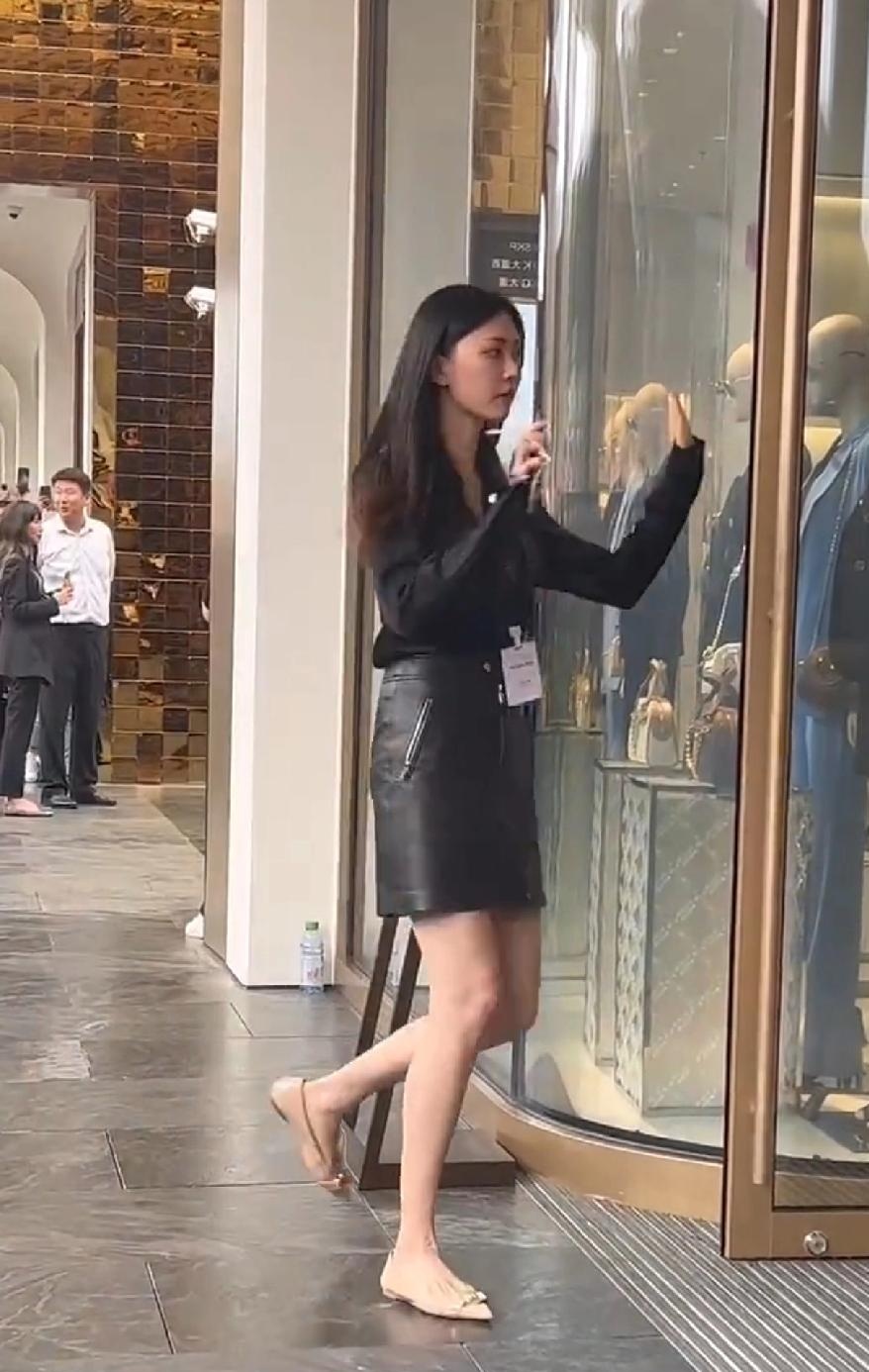 普通人里也随处可见比明星还美的！    白鹿活动时，品牌方的小姐姐也太...