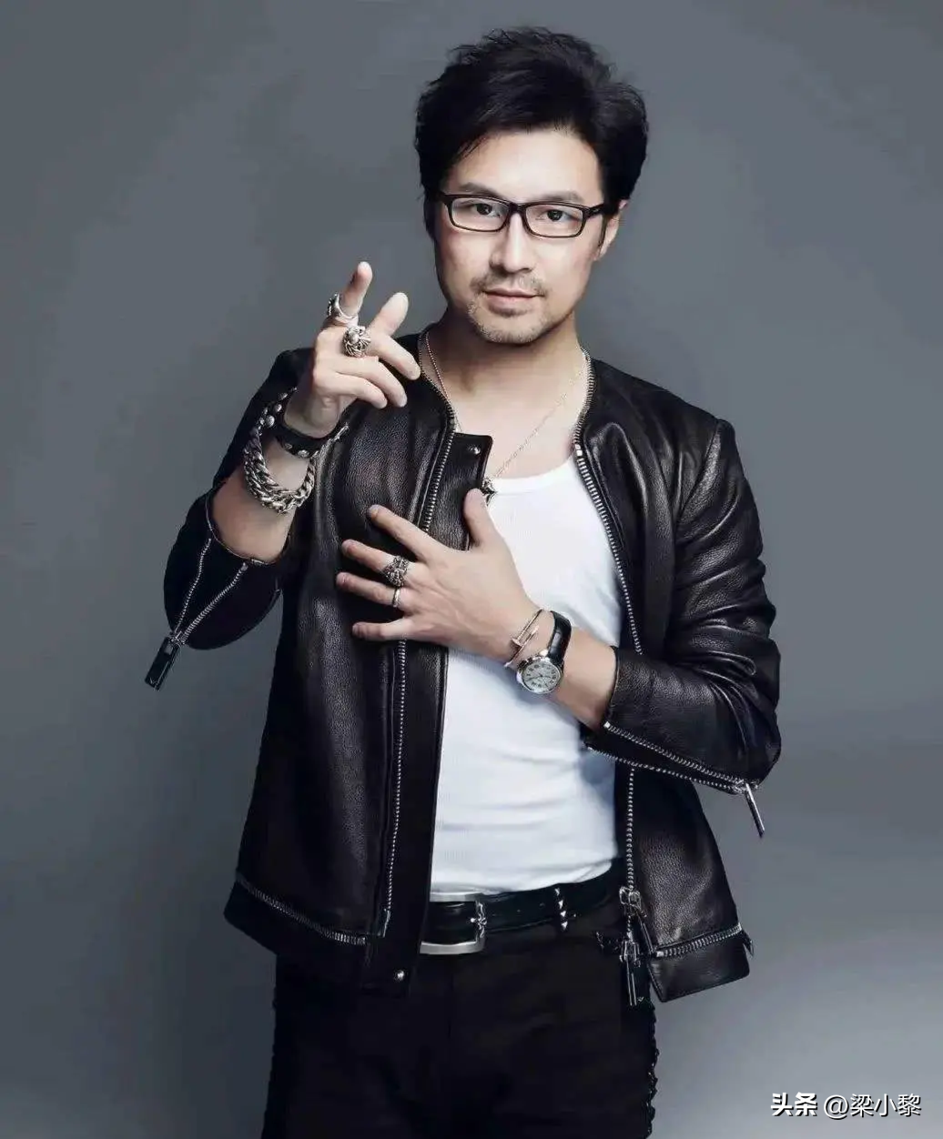 主持人问汪峰:“为什么没见你穿过皮裤了？是不是大家一说你，你就不穿了？”汪峰说:“不是大家一说我才不穿，是我从来就不怎么爱穿皮裤。”

提起汪峰，很多人第一反应就是大名鼎鼎的“皮裤梗”。

其实汪峰并不喜欢穿皮裤。

只是汪峰早年在乐队演出，和90年代话剧《浮士德》演出，几次舞台穿过黑色紧身的皮裤，