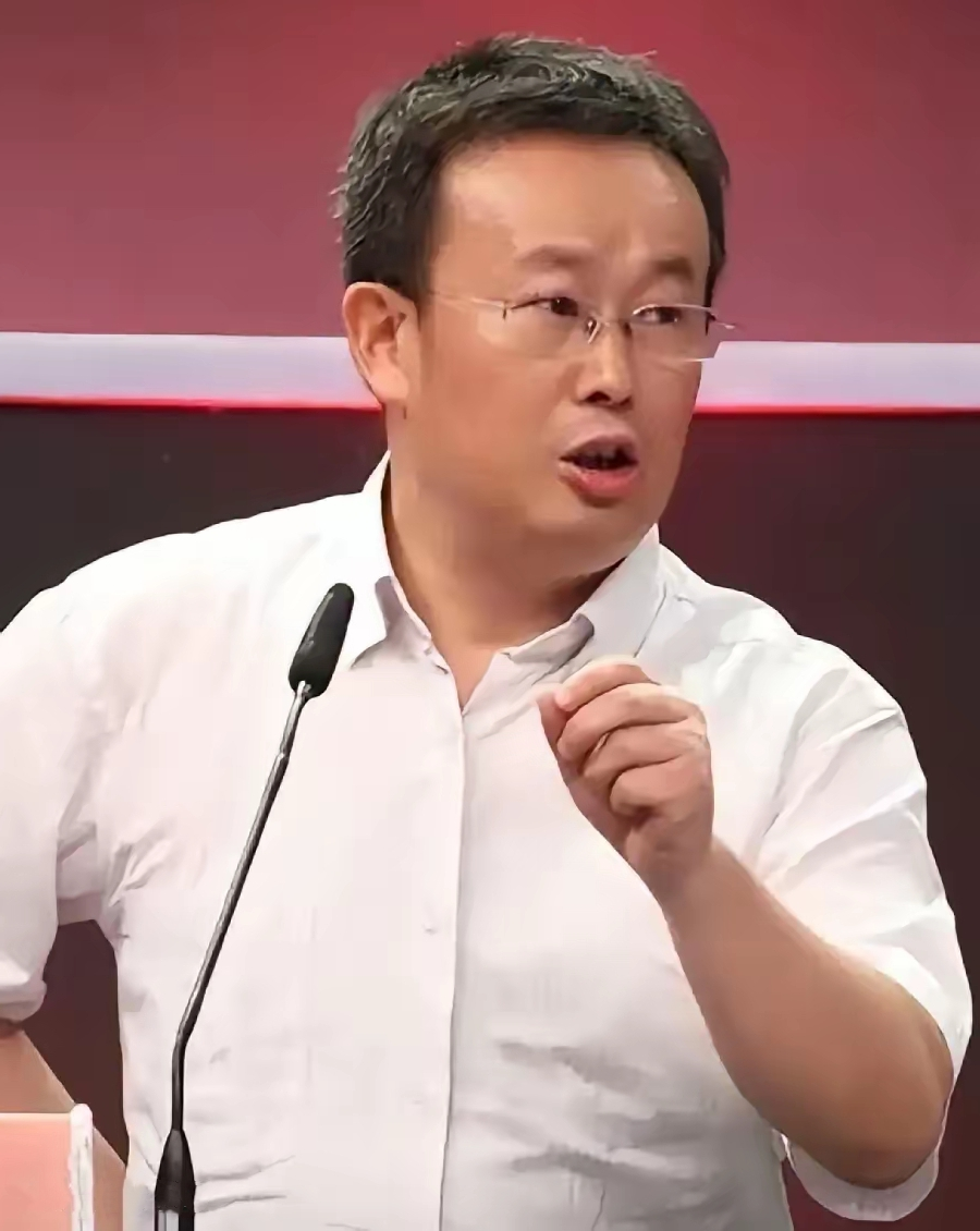 项立刚这个人相貌不俗！他上嘴唇薄，下嘴唇厚，红口白牙，鼻直囗方，是个极佳的辩才！

在是否取消英语主科地位的问题上，他对胡锡进的观点质疑：“胡锡进的英语水平一般，他的同事很多比他英语好，但他们都没老胡混的好，说明英语差对老胡没有影响！”