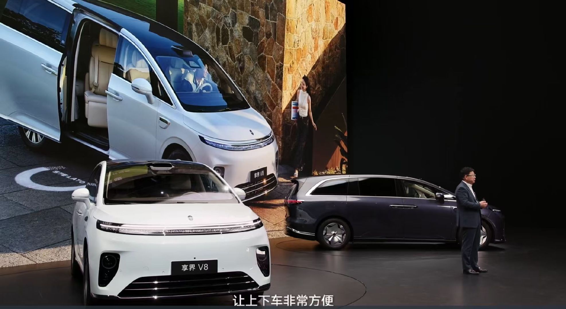 #享界V8首搭华为云晰柔光屏##余承东发布鸿蒙智行首款纯电MPV# 9月28日享界V8预售正式开启，32.98万起，订车至高6000元权益。鸿蒙智行首款纯电MPV，华为云晰柔光吸顶屏解决传统车载屏幕反光难题。纯电830km，增程1400km+超长续航，乾崑ADS5全套智驾硬件，专为多成员家庭出行打造。 ​