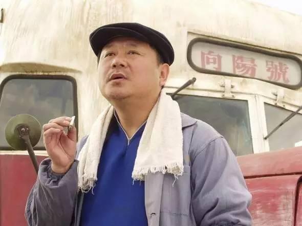 娱乐圈很多经典台词，隔几年就会重新翻火出圈。演员范伟的一段人生独白，最近又在短视频平台、朋友圈疯狂传播。短短一段话，没有华丽修饰，直白道出普通人一辈子的感情遗憾和人生错位。无数网友看完纷纷感慨，每一句都精准对应自己的半生经历。
 
人这辈子的感情际遇，就像赶公交，每次刚好到站，车刚刚开走，永远差那么