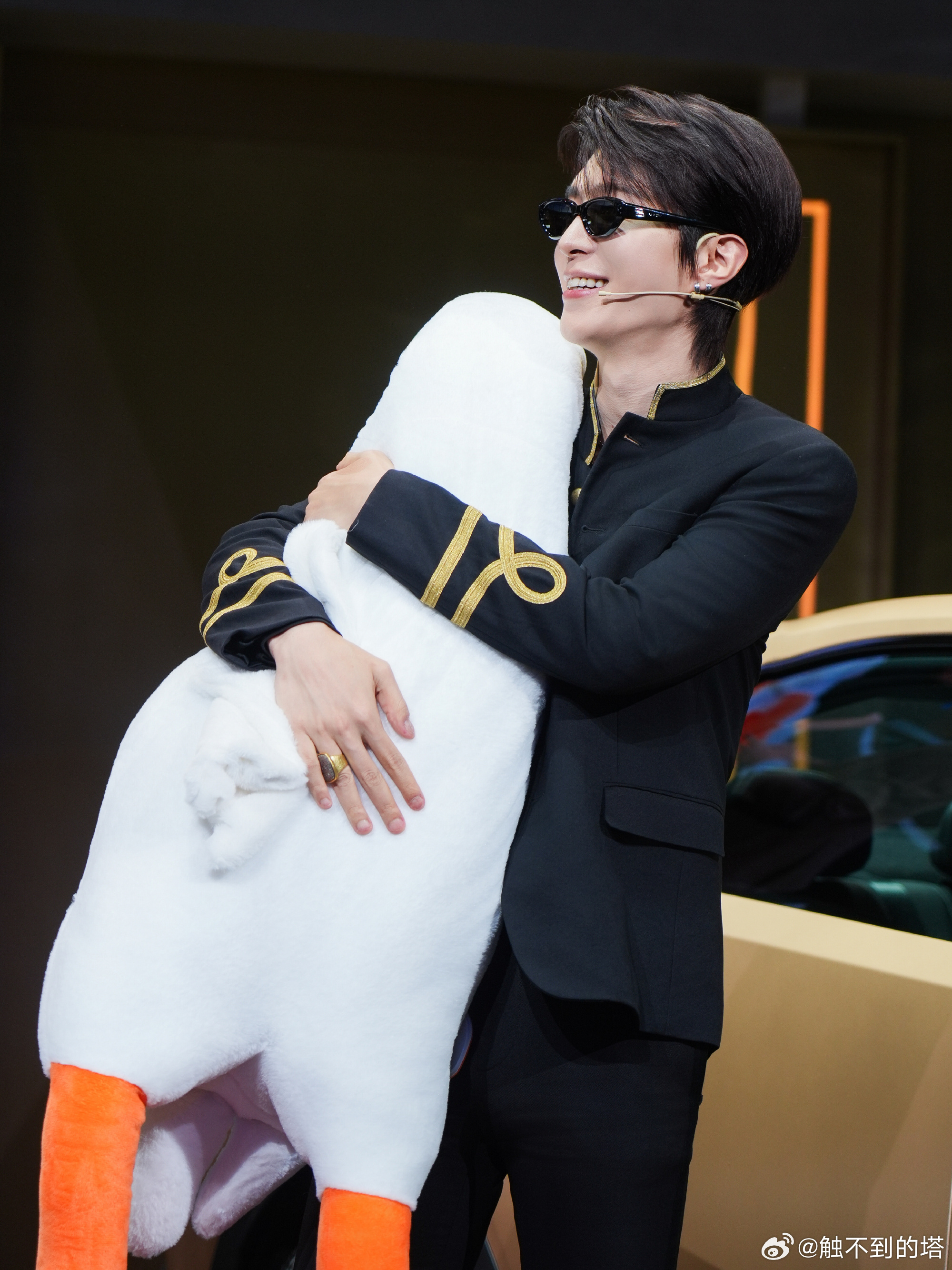 #范丞丞同款艾尼氪V预售11.99万起##范丞丞的车展OOTD#  现代汽车旗下高性能电动品牌IONIQ（艾尼氪）主打未来感与电动化科技，而范丞丞从偶像歌手成功跨界为实力演员，一直在打破边界。
两者结合，是一种“不被定义”的先锋态度碰撞，非常契合当代年轻人追求个性、拒绝标签的精神内核。  ​