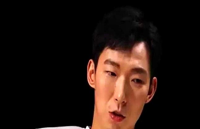 前一天还在战术板上给你画战术，第二天一个电话通知你走人。

周琦回忆当年被火箭裁掉时直言“有点生气”。2017年刚去，专人带着练，发展联盟和NBA来回跑，任谁看都是奔着核心培养去的。结果管理层一换届，情怀立刻归零，只剩一纸解约协议。

他和丁彦雨航，算那批离NBA最近的中国球员，最后谁也没站住脚。商
