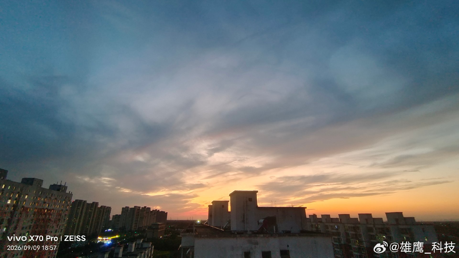 #vivo[超话]# 今晚的天空又是这么的美丽，迫不及待的要记录一下。#手机随手拍##随手拍天空# ​