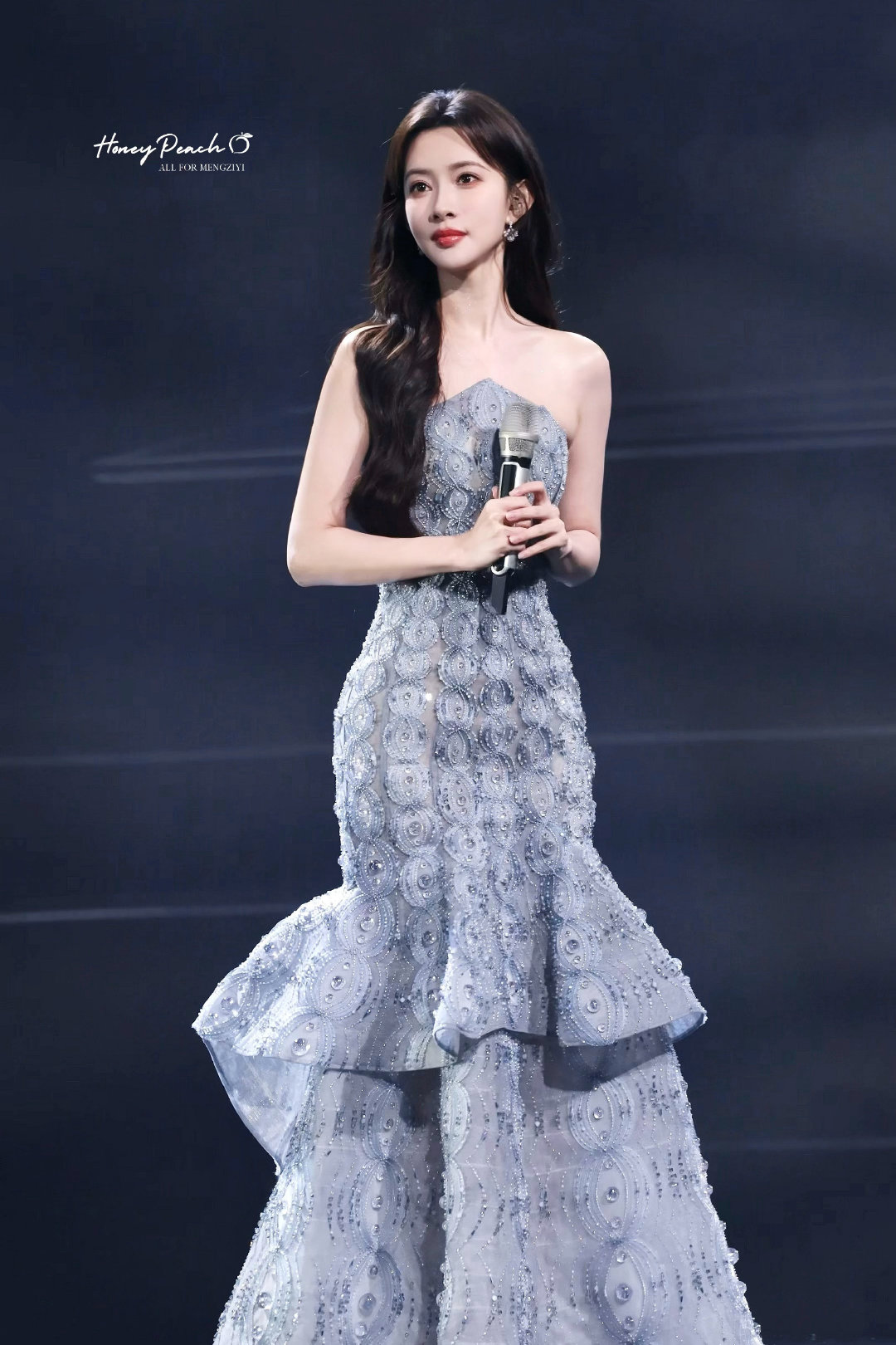 #孟子义抓彩带给关晓彤#
这个孟子义人美心善有演技 
期待孟子义闪耀米兰 期待孟子义待播作品[女孩儿] ​