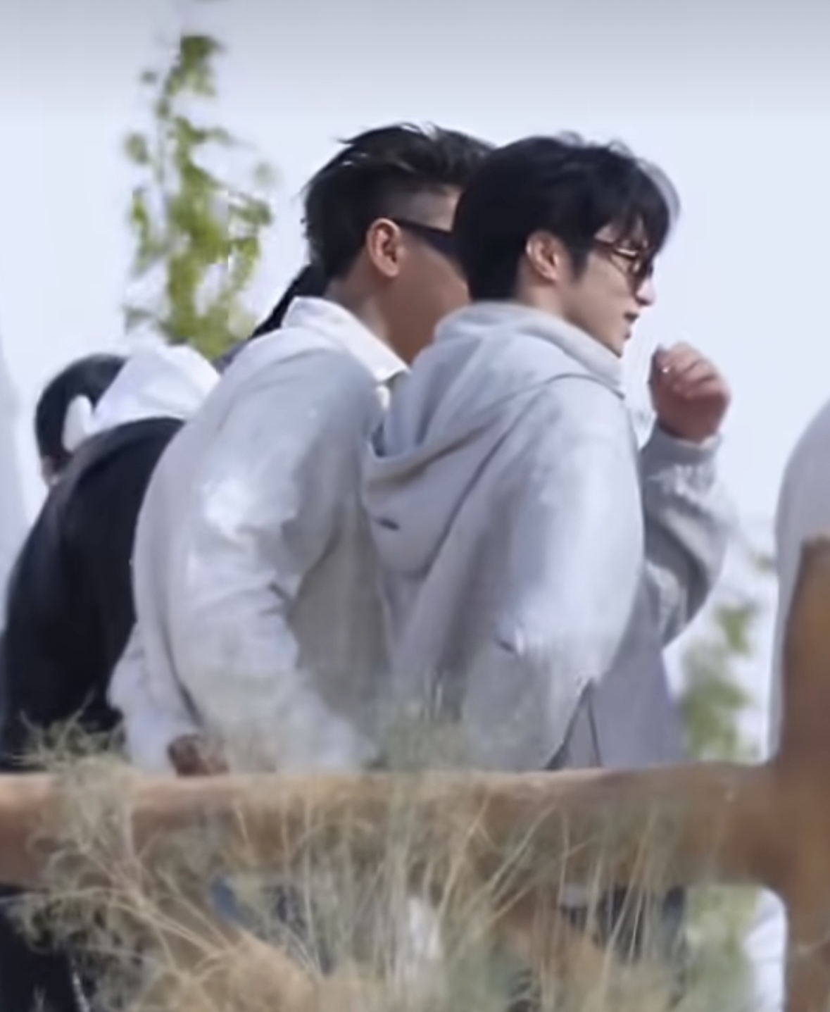 黄子韬把刘耀文当徐艺洋搂
合照名场面笑不活了
黄子韬和刘耀文同框拍合照，手下意识熟练搭到刘耀文腰上！
妥妥是平时搂徐艺洋搂出来的肌肉记忆。
刘耀文当场直接伸手把他的手掰开，画面喜剧效果直接拉满！
黄子韬 刘耀文徐艺洋古装造型 刘耀文生咖 黄子韬左脸