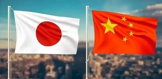 中日真擦枪走火，第一波倒下的不是军舰，是我们的沿海经济命脉！导弹还没打完，工厂、港口、供应链先遭殃。

表面上看，现代海上冲突比拼的是战舰、战机与导弹，不少人觉得只要海上部队守住防线，就能稳住大局，把战场局限在远海，不会波及本土。大家的目光全都聚焦在军舰能不能抗打击，能拦截多少来袭导弹，默认后方的城