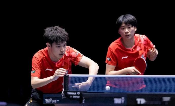 #WTT中国大满贯10月6日看点#、#WTT中国大满贯今日赛程出炉# 今日赛程出炉！国乒全员出击。男单强强对话不断，林昀儒、莫雷加德登场对阵国乒小将。女单看点拉满，王曼昱、王艺迪迎外战考验，王晓彤vs何卓佳上演中国德比。双打赛场黄友政/陈熠对战袁励岑/王艺迪，梁靖崑/向鹏对阵埃及组合，一众国际名将 ​