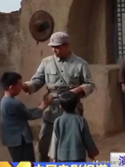 张艺兴片场被小朋友围着转电影绽放张艺兴是孩子王电影绽放片场，前面在采访张艺兴就在后面哄孩子哈哈哈被小朋友团团围住，他还把手里的唢呐给孩子们玩，好招小孩子喜欢啊，妥妥的孩子王没错了