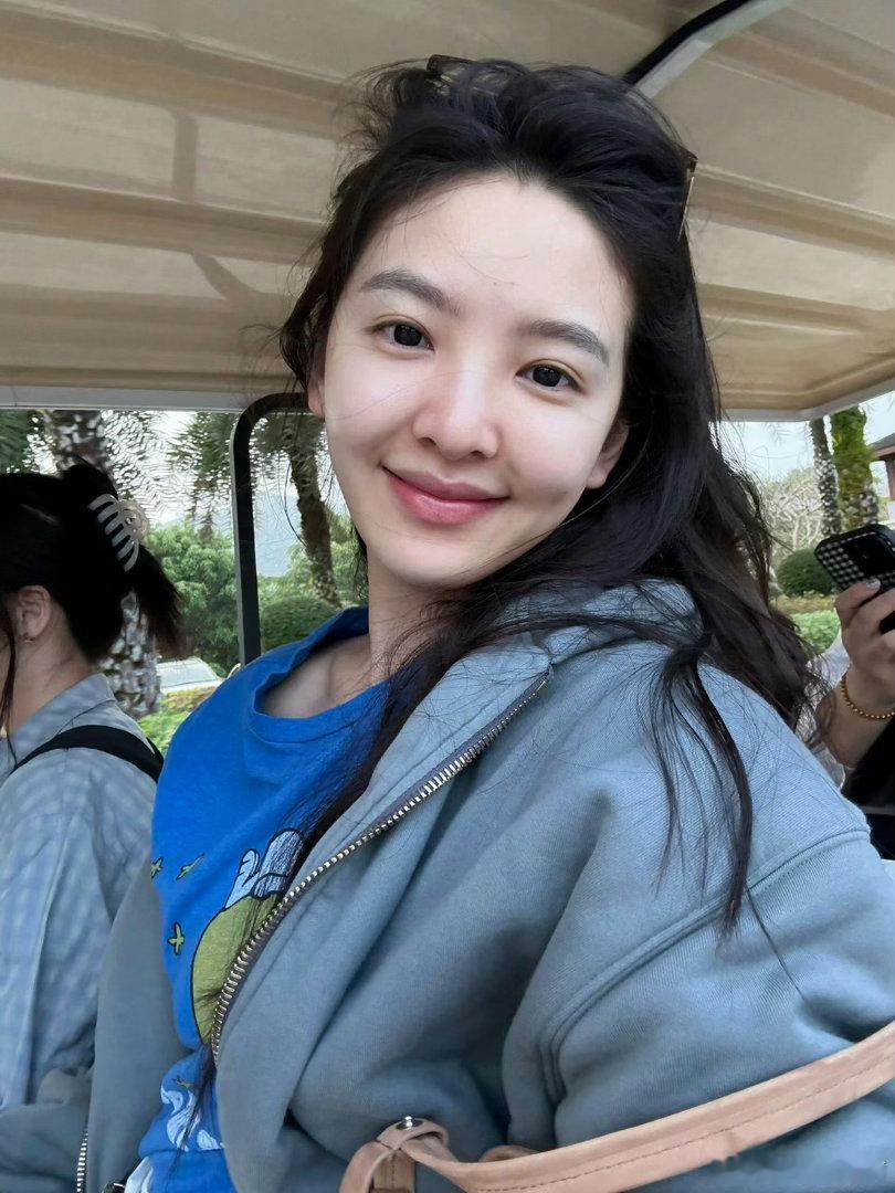 #章若楠说大家卸了妆都一样#
女神，什么叫卸了妆 大家都长的一样啊？ ​