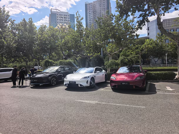 今天是马路上的靓仔们🚗