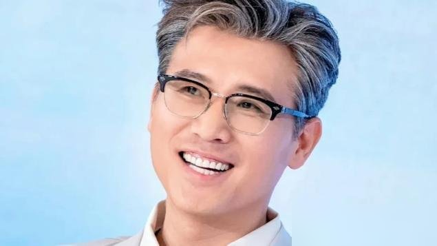 李乃文把赞助商的八宝粥当面打开，直接吃了。胡军伸手拦都没拦住，脸都白了。
广告口播还没念呢，样品没了。现场导演在耳麦里喊停，李乃文嘴里嚼着，还补了一句挺香。
其他明星录综艺，要么擦汗按剧本意外，要么连年代都能记错翻车。他倒好，不装，流程说破就破。
48岁才被扒出已婚，不晒娃不立人设，一年到头扎