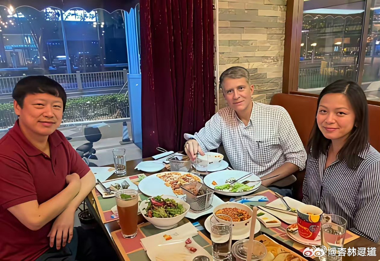 #胡锡进汤家凤吵翻了天#
胡锡进说提高英语权重能提高全社会的文明程度，这让我有点震惊了，原来英语有这么大的作用呀，那印度的文明程度一定比中国高，而且高很多，可以文明到在大街上，在海滩上拉屎而洋洋自得。

如果说英语能提高科技水平，我也有点困惑了，咱们英语学再好也不会比英国人学的好，那 ​