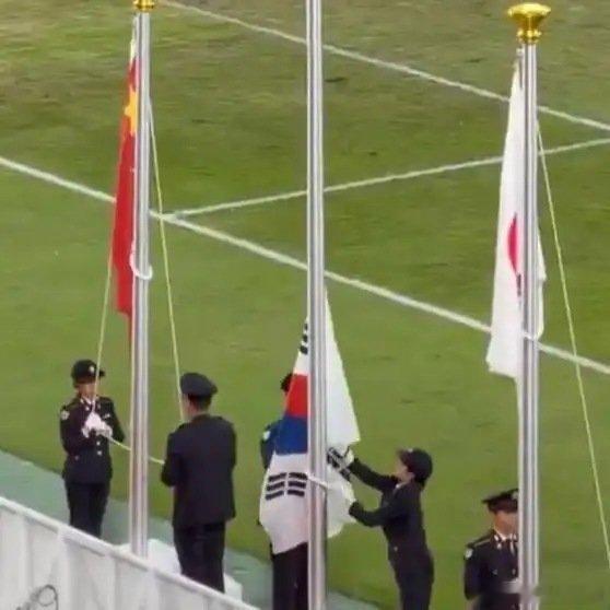 《韩国男足夺冠颁奖再闹乌龙！国歌播放完毕了国旗却还没升起，很难不让人联想啊🤔》这是一个你不想错过的视频，快来看看吧！ ​