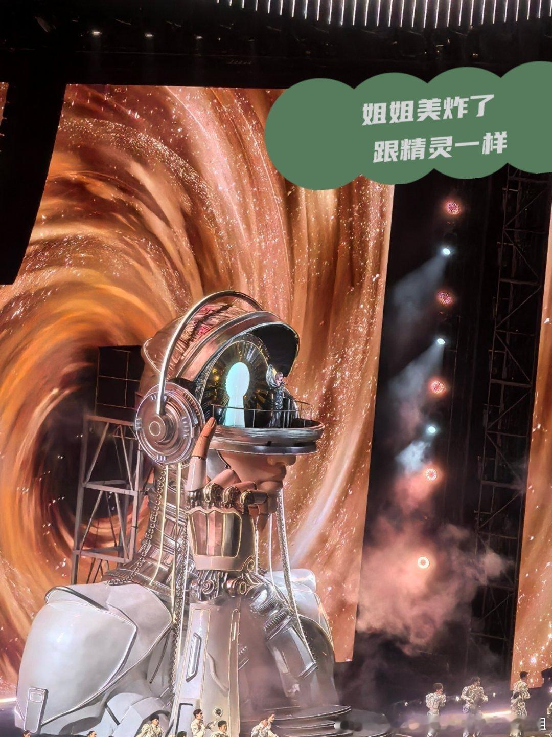 姐姐唱仨小时精神奕奕 我和朋友已然力竭，最后感觉人走了有一会了[捂嘴哭][捂嘴哭]明天还要面对上班 可以说快乐结束，痛苦就跟鬼一样追上来了。
P. S. 姐姐的舞美很顶啊 更别说行走的cd机来的 简直是享受。
另我下个手机再买华为就是狗，这拍照效果把我当里本人耍。[苦涩] ​