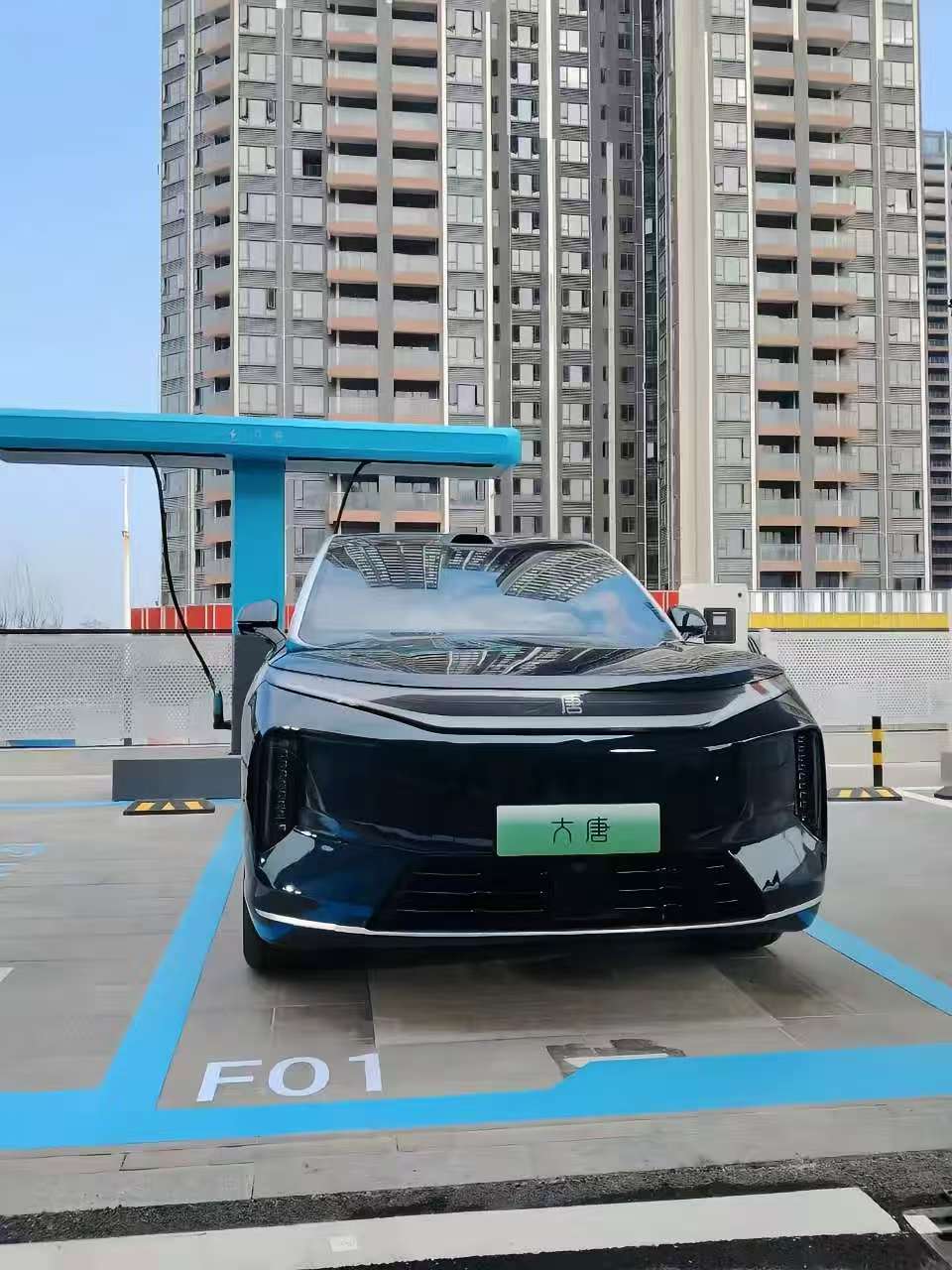 比亚迪大唐无伪实车终于显露真颜了！前脸霸气十足，D柱有点像腾势MPV...