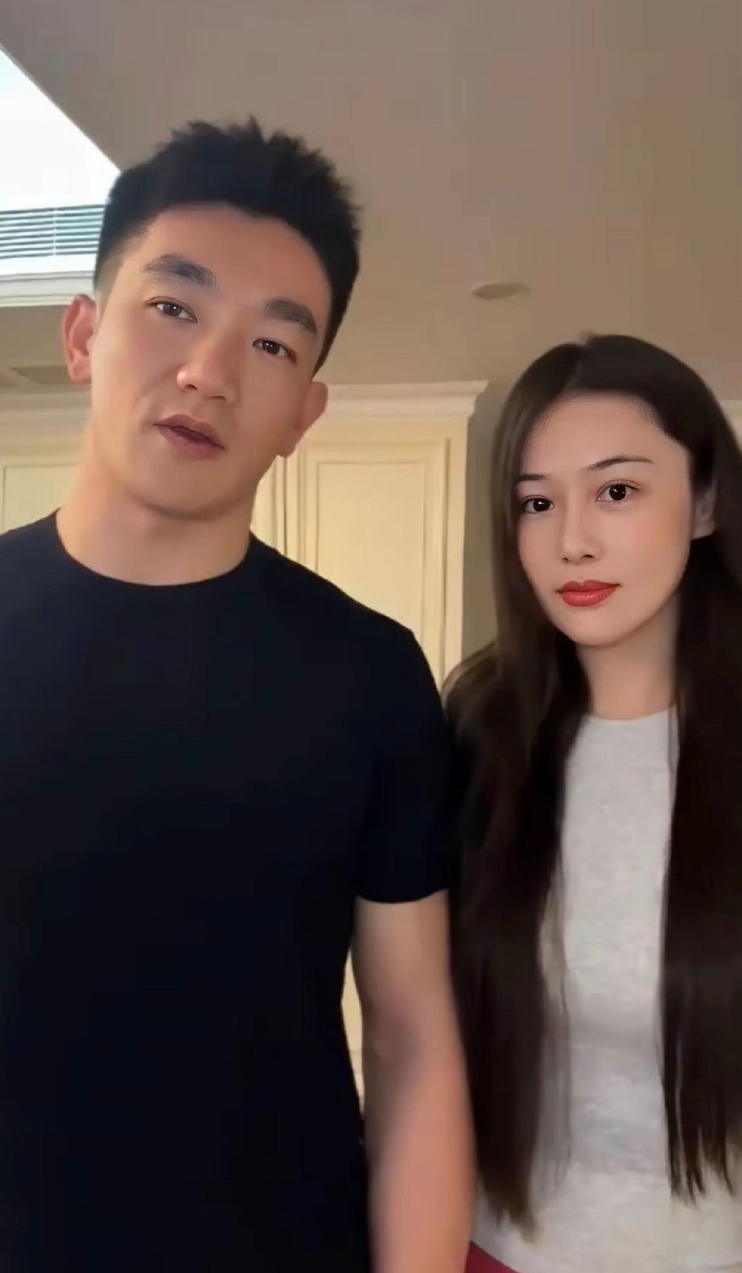 张馨予和老公一块儿出镜给战友贺婚，39岁的何捷脸发肿、表情僵，一下子老得像四十好几，跟早年那个俊挺小生完全两个人 ​