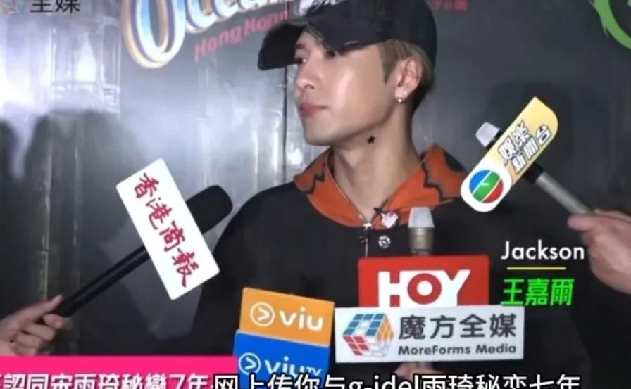 王嘉尔终于把和宋雨琦传了七年的绯闻当面说清楚了。活动现场记者问得直接，他答得也干脆，秘恋七年是“没有”，见过父母也是“没有”，最后还补了一句“如果是的话早就追了”。这句话其实挺有意思，等于把话彻底堵死了。两个人私下有沟通，他也夸宋雨琦人好，但从来没聊过这些传闻。说白了就是正常朋友关系，被外界脑补了七