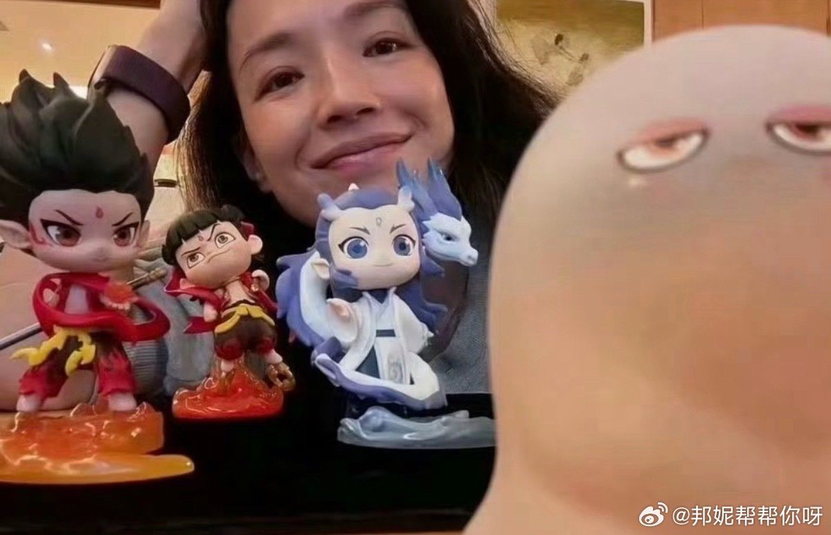 文青的六次崩溃：
1、贾樟柯爱看红果
2、汤唯是哪吒死忠粉
3、章子怡微信名是醒醒妈
4、王朔自曝日刷短视频10小时
5、舒淇用哪吒周边拍照
6、王家卫录音说一定要搞笑星出身身材好女同事（这个最恶毒 ​